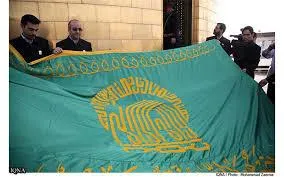 پرچم گنبد منور رضوی به حرم مطهر امام حسین(ع) اهدا شد