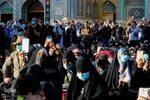 اهتزاز پرچم عزای حسینی بر فراز گنبد حرم رضوی
