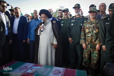 آیت‌الله موسوی جزایری بر پیکر شهید والامقام موسوی‌امین نماز اقامه کرد