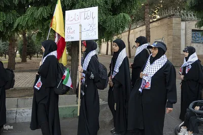 کاروان دانشگاهیان استان البرز پای پیاده در راه تشییع رهبر شهید