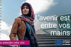 Une affiche de l’UE avec une femme voilée dénoncée par la droite française