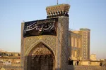 اهتزاز پرچم عزای حسینی بر فراز گنبد حرم رضوی
