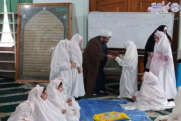 آئین جشن تکلیف دانش آموزان دختر دبستان ریحانه الرسول شهرستان فریدونکنار،