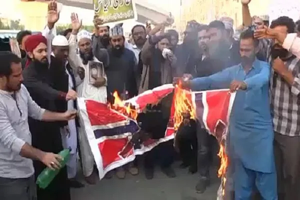 مظاهرة في باكستان للتنديد بحرق نسخة من القرآن في النرويج
 
