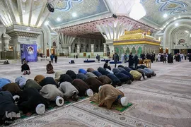 ادای احترام مهمانان کنفرانس وحدت به امام راحل
