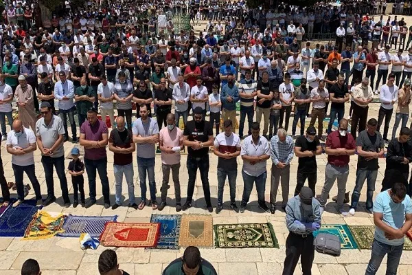 Mescid-i Aksa'nın yeniden açılmasıyla ilk Cuma namazına yoğun ilgi