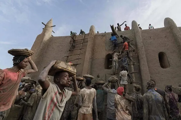 Malíes recubren la histórica mezquita de Djenné siguiendo la tradición anual