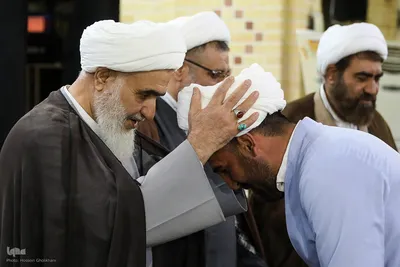 عمامه گذاری طلاب در روز میلاد امام حسین(ع)