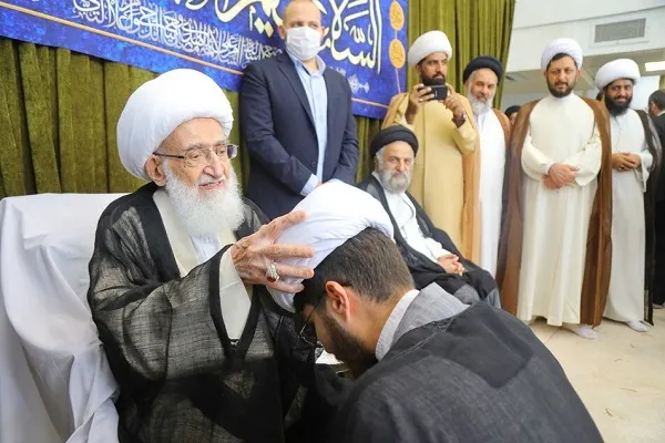عمامه‌گذاری طلاب توسط آیت‌الله نوری همدانی