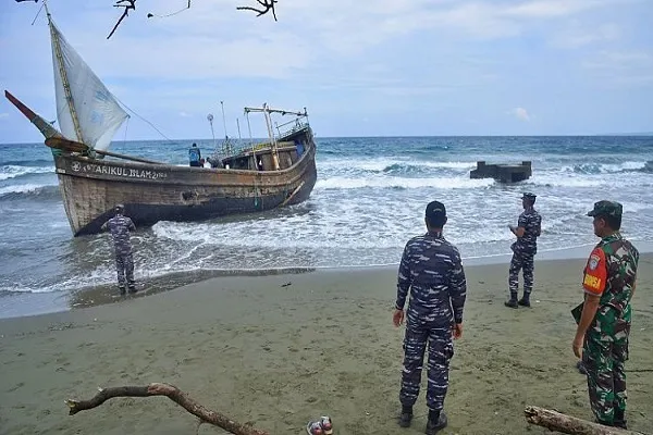 An ceto Musulman Rohingya bayan wata guda suna yawo a cikin teku