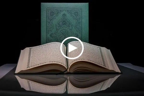 شاهد..طفل إفریقي يبهر الجميع بصوته في تلاوة القرآن وسط الزراعات