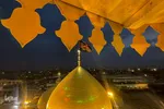 اهتزاز پرچم عزای اباعبدالله(ع) بر فراز گنبد مطهر حرم حضرت معصومه(س)
