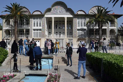 مسافران نوروزی در باغ ارم شیراز