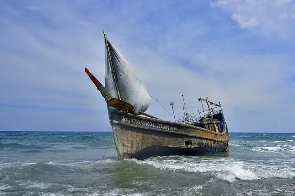 İçinde 180 Rohingya Müslüman'ın bulunduğu tekne ile irtibat kesildi