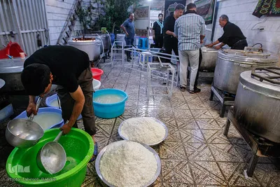 پخت و توزیع غذای نذری در روز اربعین حسینی
