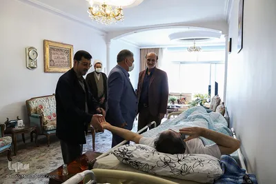 عیادت جمعی از فعالان قرآنی و فرهنگی مشهد از استاد هاشم روغنی، پیشکسوت قرآنی