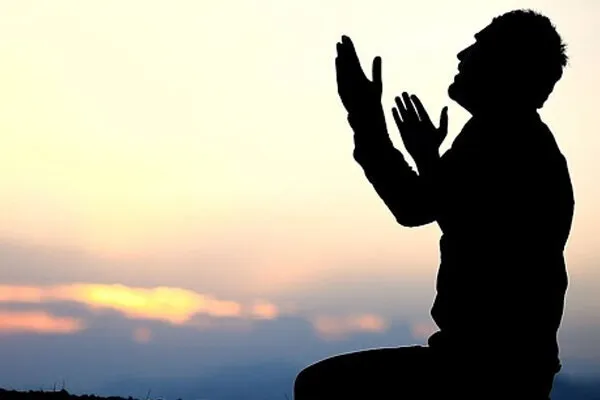 شَرُّ الْأَشْرارِ مَنْ يَتَبَجَّحُ بِالشَّرِّ