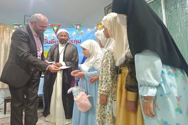 تجلیل از کودکان دانش‌آموز در جشن غدیر تایلند