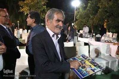 اهدای قاب عکسی از سفر اخیر جراحان خیر موسسه ملی سلامت مرهم به خراسان جنوبی توسط مرضیه منگلی، دبیر سرویس اجتماعی ایکنا به دکتر عبدالجلیل کلانتر هرمزی، سرپرست گروه پزشکان خیر مناطق محروم(مرهم) 