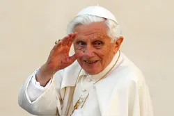 Le pape Benoît XVI s’attaque au mariage homosexuel et se fait critiquer pour ses positions sur l’Islam