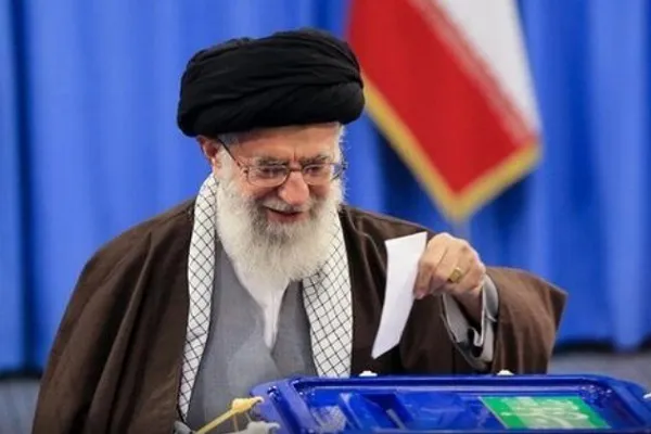 قائد الثوره الاسلاميه يدلي بصوته في الانتخابات الرئاسيه