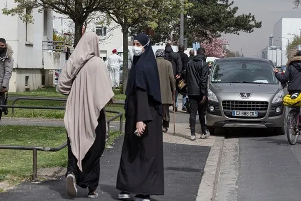 Güney Fransa İslam Enstitüsü'nün duvarına yazılan İslam karşıtı slogan kınandı