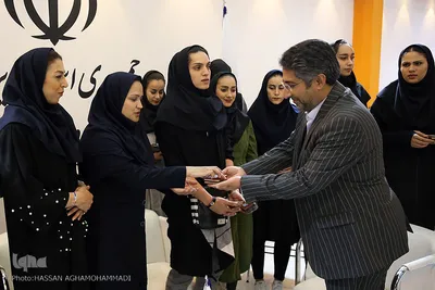 اعطای کلام الله مجید به اعضای تیم ملی والیبال بانوان توسط استاد رحیم خاکی مشاور قرآنی وزیر ورزش