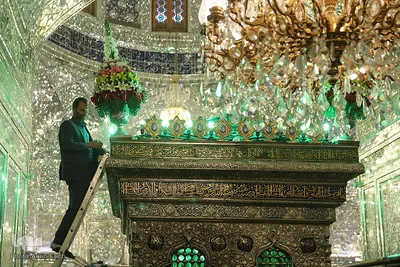 آیین گلابشویی و گل‌آرایی مضجع شریف حضرت احمدبن موسی(ع) به‌مناسبت ولادت باسعادت حضرت زینب(س)