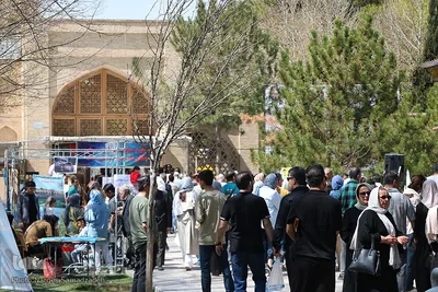 بازدید مسافران نوروزی از کاخ چهلستون اصفهان