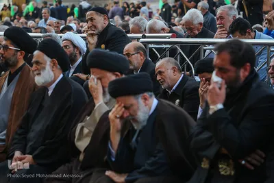 تعویض پرچم گنبد حرم مطهر رضوی در آغاز ماه محرم‎