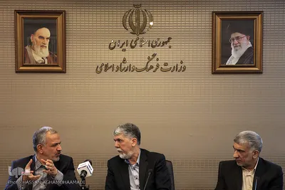 عبدالهادی فقهی زاده، سید عباس صالحی و احمد مسجد جامعی در نشست شورای سیاست‌گذاری پانزدهمین دوره همایش بانوان قرآن‌پژوه
