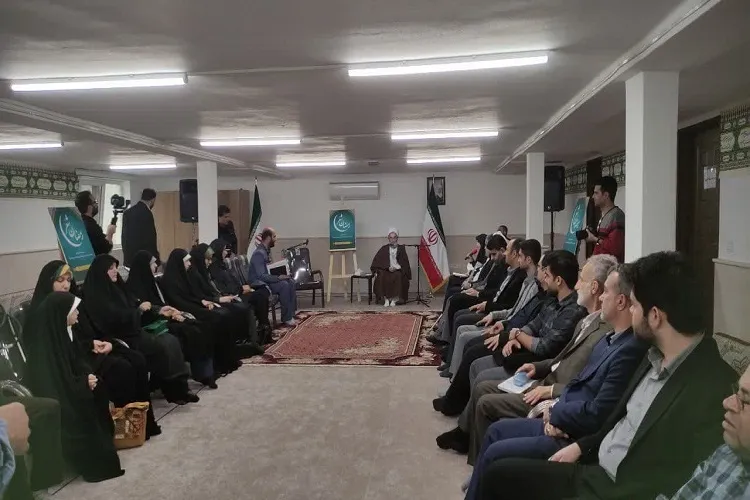 شعر با حکمت و دانش‌افزایی همراه است