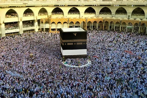 Kabe'nin hac mevsiminde bir kısmı kaldırılan örtüsü yeniden indirildi