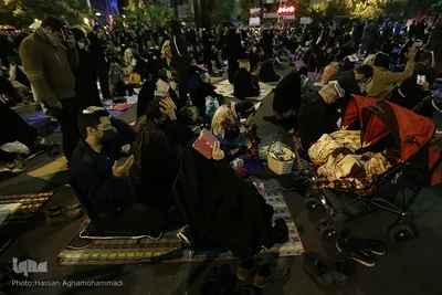 Muslime begehen die Nacht der Bestimmung auf dem Palästina-Platz