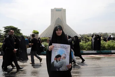 Große Anteilnahme und langer Trauerzug für Märtyrer Ayatollah Raisi und seine Gefährte