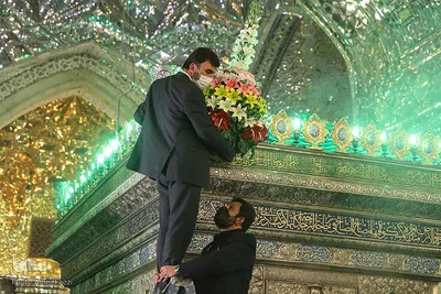 آیین گلابشویی و گل‌آرایی مضجع شریف حضرت احمدبن موسی(ع) به‌مناسبت ولادت باسعادت حضرت زینب(س)
