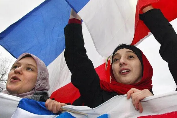 العلمانية بالنسبة للعديد من الطلاب مرادفة للحرمان من الحرية الدينية