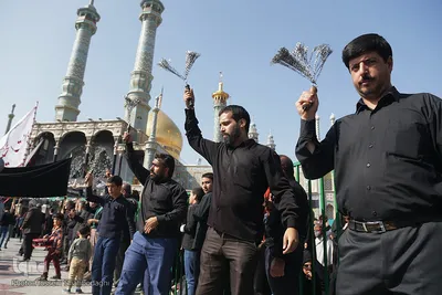 ⁨دسته خادمان حضرت معصومه(س) در روز شهادت امام رضا⁩(ع)