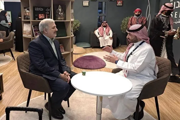 İran'ın Riyad Büyükelçisi Uluslararası Suudi Kitap Fuarı'nı ziyaret etti