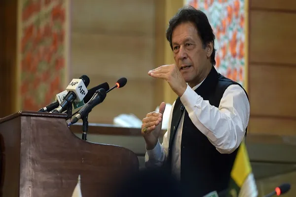 عمران خان يدعو لمنع 