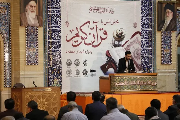 تجلیل از محمد عباسی در محفل قرآنی یادواره شهدای منطقه ۵ + عکس