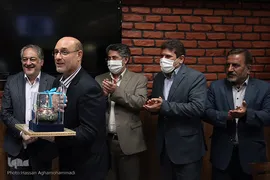 تکریم و تجلیل از خادم‌القرآن علی‌اکبر توپچی، رئیس سابق فرهنگسرای قرآن در مراسم اختتامیه نخستین جشنواره مؤذنان منطقه ۱۰شهرداری تهران 