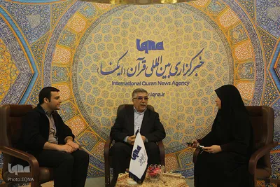 خبرنگاران مشغول کارند