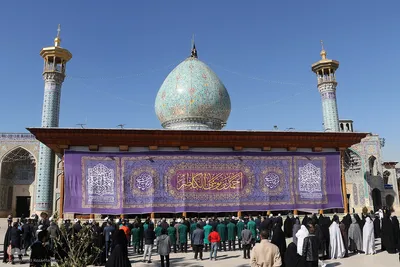 آیین سیاه‌پوشان و تعویض پرچم گنبد حرم حضرت شاهچراغ‌(ع)