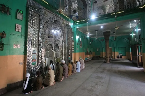 Pakistan, camileri ramazan ayında bazı koşullarla açık tutacak