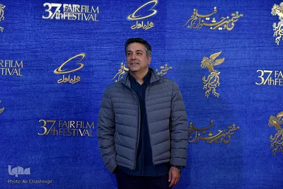 حمیدرضا پگاه در فرش قرمز عوامل فیلم «دیدن این فیلم جرم است» در هفتمین روز سی‌وهفتمین جشنواره فیلم فجر
