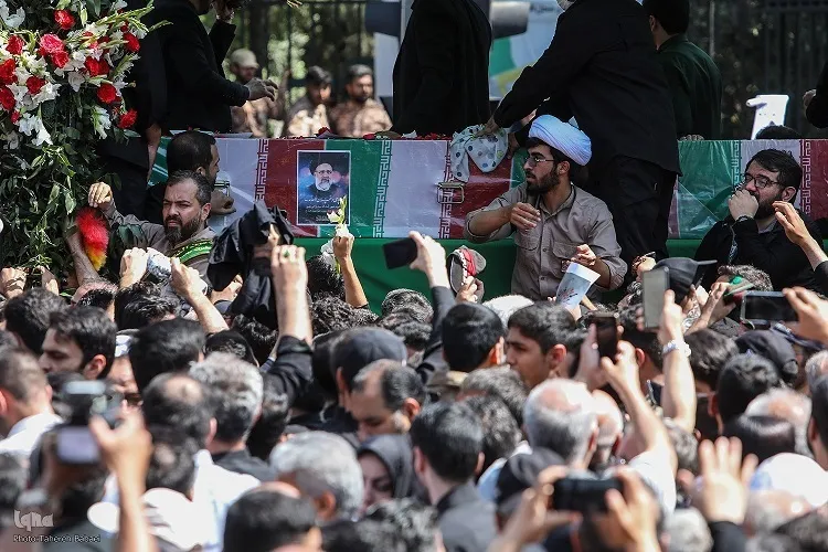 جثمان الشهيد الرئيسي في الحرم الرضوي لمواراة الثرى + فیدیو