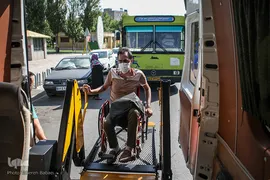 سامانه حمل و نقل معلولین و جانبازان جهت جابجایی توان‌یابان به کمک آنان می‌آیند