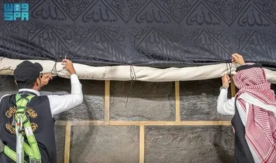 Kiswa zur Vorbereitung auf Hadsch hochgezogen