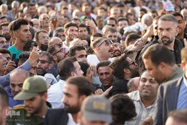 حضور رئیس جمهور در شاهچراغ و دیدار با خانواده شهدا